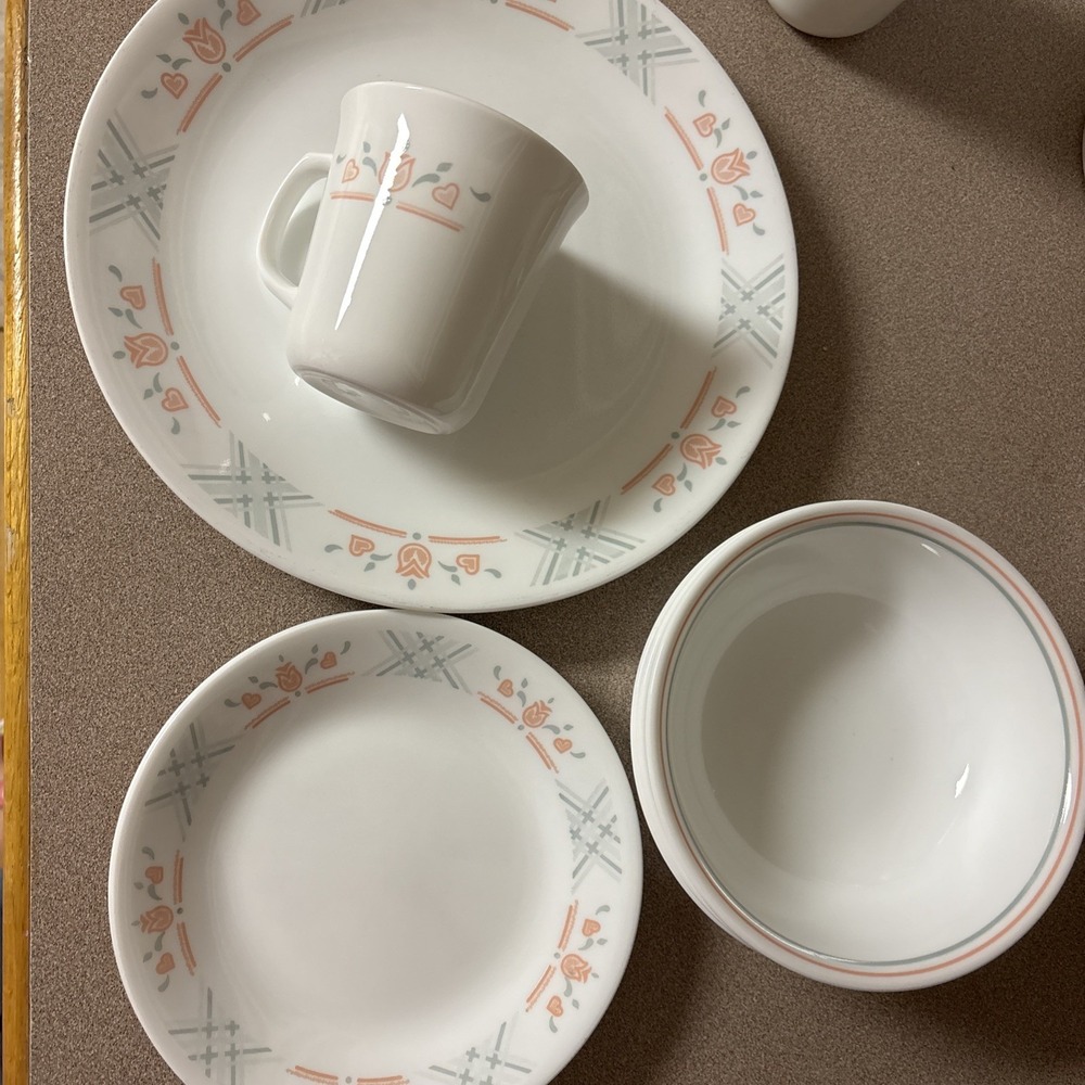 VTG Corelle DUTCH LATTICE 16 Pcs 4 Each: Dinner Plates, Bread Plates, Bowls, Mug